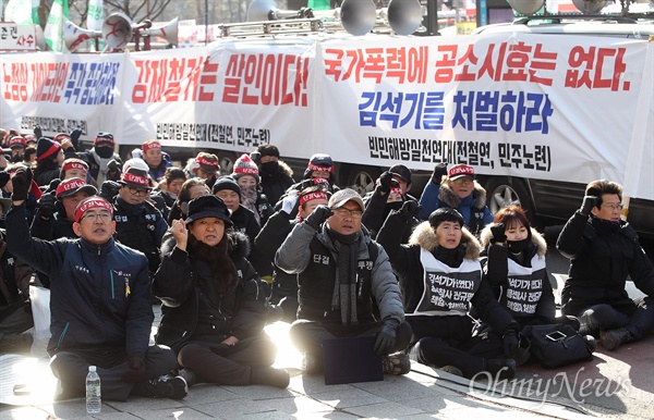 17일 오전 서울 여의도 국회 앞에서 민주노점상전국연합과 전국철거민연합 주최로 열린 빈민생존권 쟁취 투쟁결의대회에 참가자들이 용산참사 10주기를 추모하며 살인개발과 강제철거를 규탄하고 있다.