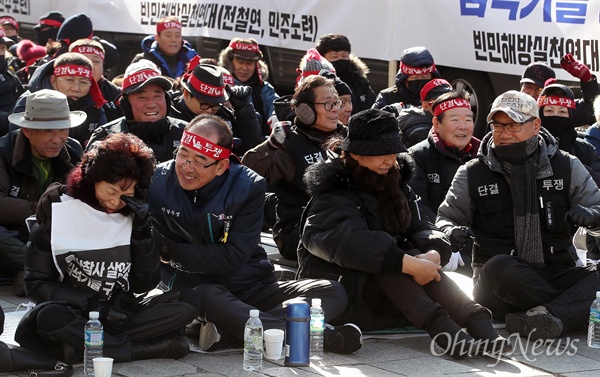 17일 오전 서울 여의도 국회 앞에서 민주노점상전국연합과 전국철거민연합 주최로 열린 빈민생존권 쟁취 투쟁결의대회에 참가자들이 용산참사 희생자 고 이상림씨 부인 전재숙씨(왼쪽)와 아현동 강제철거로 목숨을 끊은 고 박준경씨 어머니 박천희(왼쪽 세번째)씨를 위로하고 있다.
