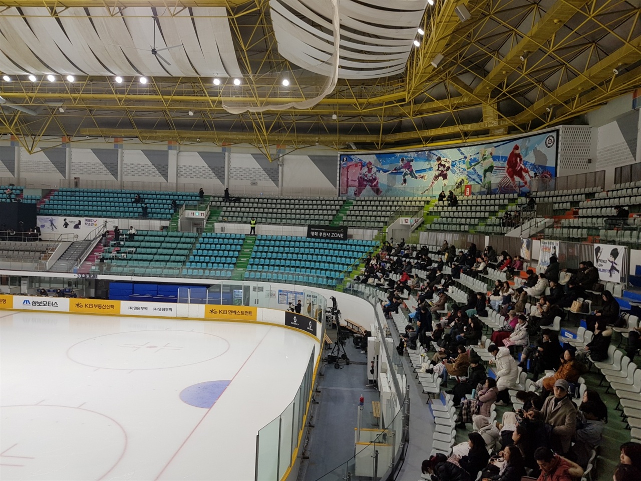  지난 13일 서울 목동 아이스링크에서 열렸던 KB금융 코리아 피겨스케이팅 챔피언십 2019 대회. 정면석 왼쪽 코너 부근에 후원사존이 마련돼 있지만 어느 누구도 앉은 사람은 없다. 사실상 무용지물이었던 셈이었다. 