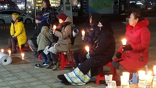 지난 17일 충남 홍성역 앞에서 열린 홍성세월호 촛불집회. 