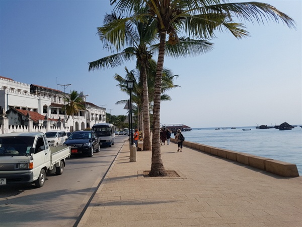 오른편은 끝없이 펼쳐진 인도양 바다가 나타나고 왼편에는 호텔리조트와 레스토랑들이 즐비하게 도로를 따라 서있다. 야자수 나무가 아프리카에 온 것을 상징적으로 환영해준다. 
