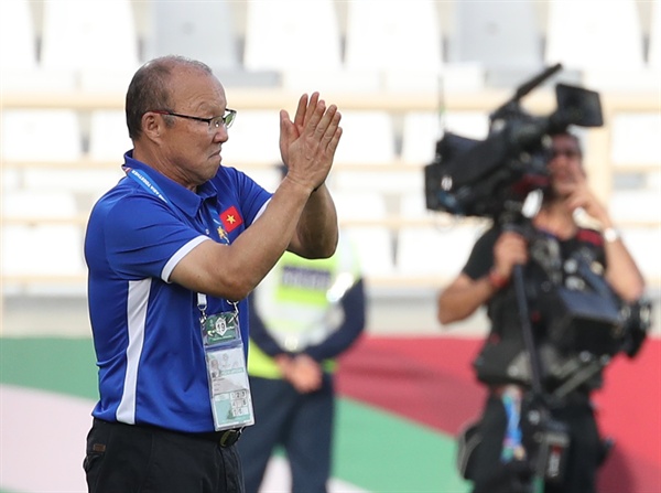 잘하고 있어 12일 오후(현지시간) 아랍에미리트 아부다비 알 나얀 경기장에서 열린 2019 AFC 아시안컵 UAE 조별 라운드 D조 2차전 베트남과 이란과의 경기에서 박항서 감독이 선수들을 독려하고 있다. 