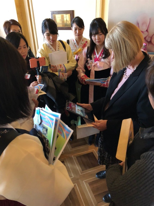 조선학교 대표단들이 인 메리 스켈튼 심의위원에게 직접 일본의 조선학교 차별에 대해 섷명하고 있다