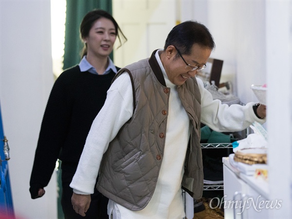 홍준표 전 자유한국당 대표가 배현진 <홍카콜라>제작자 겸 자유한국당 송파을 당협위원장과 18일 오후 서울 마포구 홍대 인근 한 스튜디오에서 본인의 유튜브 채널 <홍카콜라> 개국 한달 기념 생방송을 준비하고 있다.