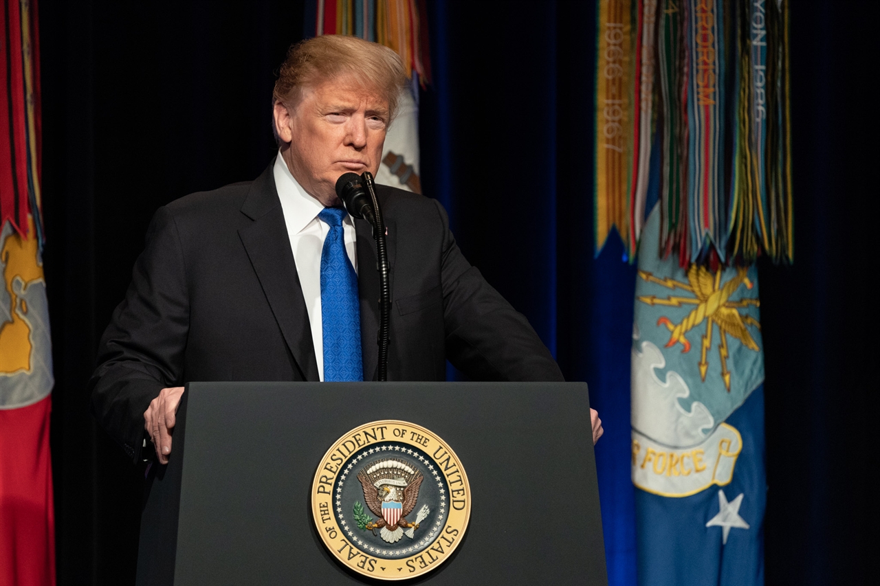  미국 동부시각으로 17일 오전 국방부 청사에서 '미사일 방어 검토보고서'를 소개하고 있는 도널드 트럼프 대통령.