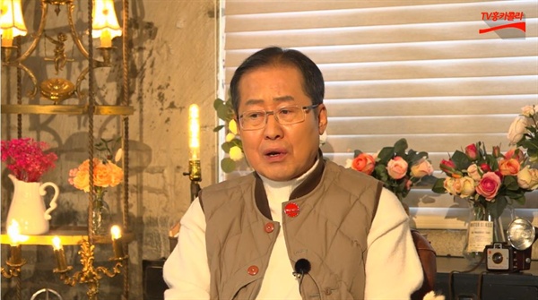 홍준표 자유한국당 전 대표는 18일 오후 서울 마포구 홍익대 인근 한 스튜디오를 빌려 유튜브 채널 '홍카콜라' 개국 한달 기념 생방송을 진행했다.
