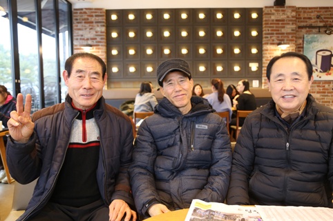  (왼쪽부터) 최종기 회장, 강순목 회원, 하헌완 직전회장