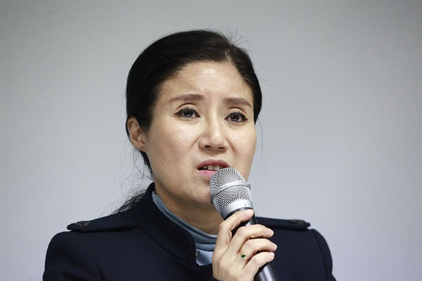 케어 박소연 대표가 19일 오전 교대역 인근에서 기자회견을 갖고 안락사 논란에 대해 사과하는 한편 심경을 밝혔다. (사진= 인터넷언론인연대 제공) 