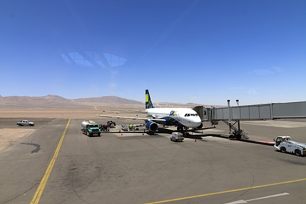 산 페드로 데 아타까마에서 칠레 수도 산티아고로 가기 위해 깔라마 공항에 대기 중인 비행기. 공항 뒤쪽은 황량한 사막이었다