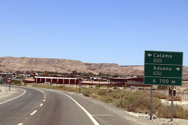 우유니 소금사막에서 칠레 사막도시 아타까마로 가는 길 모습으로 멀리 보이는 곳이 아타까마다.