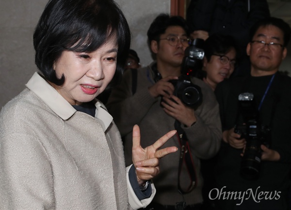 전남 목포 부동산 투기 의혹을 받는 손혜원 더불어민주당 의원이 지난 1월 20일 오전 국회 정론관에서 기자회견을 열어 "당적 내려놓고 문체위도 떠나있겠다"는 입장을 밝힌뒤 기자들의 질문을 받고 있다.