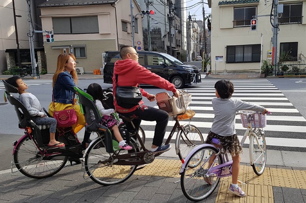 자전거를 타고 동네산책 나온 일가족. 일본인들은 참 자전거 타기를 좋아한다.