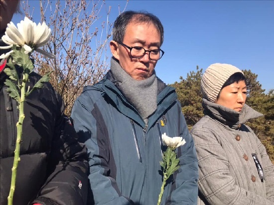 국화꽃을 들고 용산참사 희생자들을 추모하는 시민들.