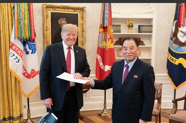 미국 시각으로 1월 18일 김영철 노동당 부위원장이 도널드 트럼프 대통령에게 김정은 위원장의 친서를 건네는 모습. 댄 스카비노 백악관 소셜미디어 국장의 트위트에 실린 사진