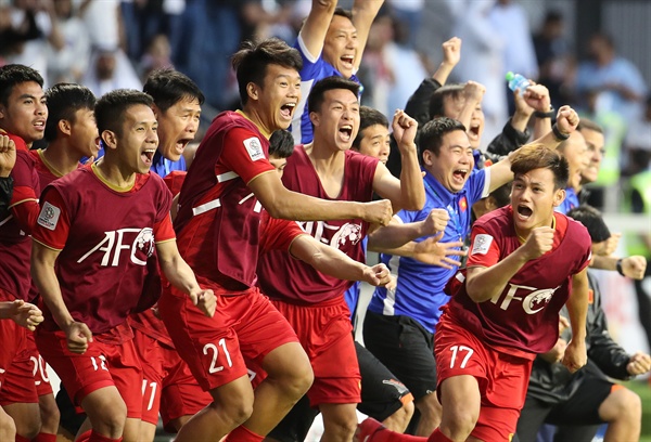  20일 오후(현지시간) 아랍에미리트 아부다비 알 막툼 경기장에서 열린 2019 아시아축구연맹(AFC) 아시안컵 요르단과 베트남과의 16강전에서승부차기에서 승리한 베트남 선수들이 기뻐하고 있다. 2019.1.20