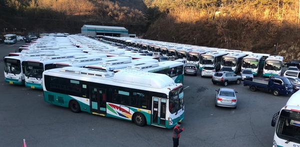 진주 삼성교통노동조합의 파업으로 21일 시내버스가 차고지에 주차되어 있다.