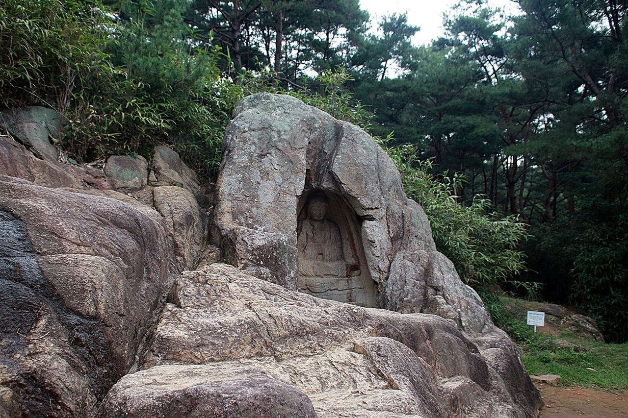 자연석 바위에 징으로 쪼아 만든 경주 불곡 마애여래좌상 모습, 유네스코 세계유산(경주역사유적지구)로 지정되어 있다.