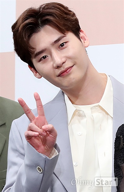 '로맨스는 별책부록' 이종석, 깔끔 챕터! 배우 이종석이 21일 오후 서울 논현동의 한 호텔에서 열린 tvN 토일드라마 <로맨스는 별책부록> 제작발표회에서 포토타임을 갖고 있다.
<로맨스는 별책부록>은 출판사를 배경으로 한때 잘나가는 카피라이터였던 경단녀(경력 단절 여성)와 '문학계의 아이돌' 스타작가의 '로맨틱 챕터'를 그린 로맨틱 코미디다. 26일 토요일 오후 9시 첫 방송.