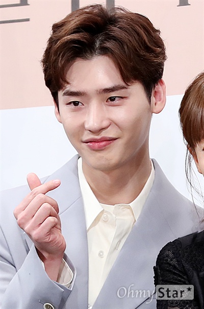 '로맨스는 별책부록' 이종석, 깔끔 챕터! 배우 이종석이 21일 오후 서울 논현동의 한 호텔에서 열린 tvN 토일드라마 <로맨스는 별책부록> 제작발표회에서 포토타임을 갖고 있다.
<로맨스는 별책부록>은 출판사를 배경으로 한때 잘나가는 카피라이터였던 경단녀(경력 단절 여성)와 '문학계의 아이돌' 스타작가의 '로맨틱 챕터'를 그린 로맨틱 코미디다. 26일 토요일 오후 9시 첫 방송.