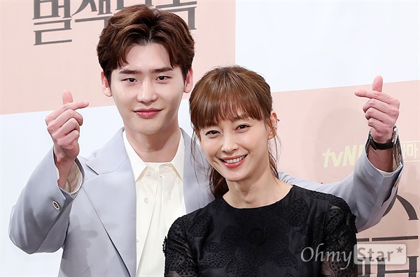 '로맨스는 별책부록' 이종석-이나영, 원본 챕터 그 자체! 배우 이종석과 이나영이 21일 오후 서울 논현동의 한 호텔에서 열린 tvN 토일드라마 <로맨스는 별책부록> 제작발표회에서 포토타임을 갖고 있다.
<로맨스는 별책부록>은 출판사를 배경으로 한때 잘나가는 카피라이터였던 경단녀(경력 단절 여성)와 '문학계의 아이돌' 스타작가의 '로맨틱 챕터'를 그린 로맨틱 코미디다. 26일 토요일 오후 9시 첫 방송.