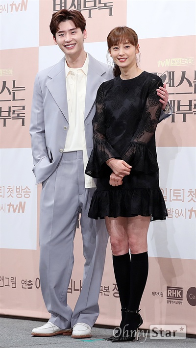 '로맨스는 별책부록' 이종석-이나영, 원본 챕터! 배우 이종석과 이나영이 21일 오후 서울 논현동의 한 호텔에서 열린 tvN 토일드라마 <로맨스는 별책부록> 제작발표회에서 포토타임을 갖고 있다.
<로맨스는 별책부록>은 출판사를 배경으로 한때 잘나가는 카피라이터였던 경단녀(경력 단절 여성)와 '문학계의 아이돌' 스타작가의 '로맨틱 챕터'를 그린 로맨틱 코미디다. 26일 토요일 오후 9시 첫 방송.
