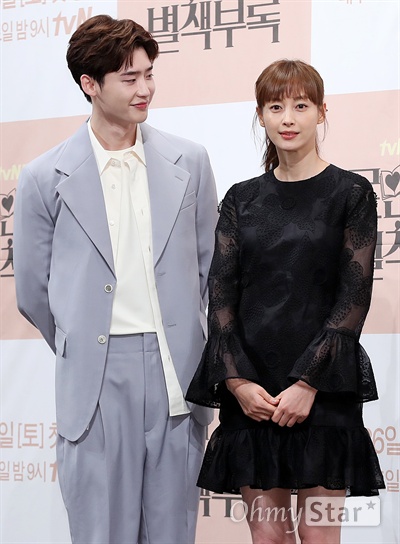 '로맨스는 별책부록' 이종석, 이나영앓이! 배우 이종석이 21일 오후 서울 논현동의 한 호텔에서 열린 tvN 토일드라마 <로맨스는 별책부록> 제작발표회에서 배우 이나영을 바라보며 포토타임을 갖고 있다.
<로맨스는 별책부록>은 출판사를 배경으로 한때 잘나가는 카피라이터였던 경단녀(경력 단절 여성)와 '문학계의 아이돌' 스타작가의 '로맨틱 챕터'를 그린 로맨틱 코미디다. 26일 토요일 오후 9시 첫 방송.