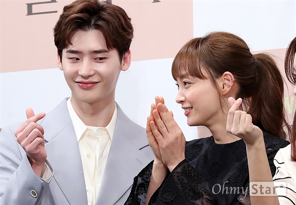 '로맨스는 별책부록' 이종석, 이나영앓이! 배우 이종석이 21일 오후 서울 논현동의 한 호텔에서 열린 tvN 토일드라마 <로맨스는 별책부록> 제작발표회에서 배우 이나영을 바라보며 포토타임을 갖고 있다.
<로맨스는 별책부록>은 출판사를 배경으로 한때 잘나가는 카피라이터였던 경단녀(경력 단절 여성)와 '문학계의 아이돌' 스타작가의 '로맨틱 챕터'를 그린 로맨틱 코미디다. 26일 토요일 오후 9시 첫 방송.