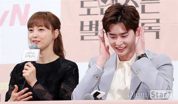 '로맨스는 별책부록' 이종석, 이나영앓이! 배우 이종석이 21일 오후 서울 논현동의 한 호텔에서 열린 tvN 토일드라마 <로맨스는 별책부록> 제작발표회에서 배우 이나영이 자신과의 연기호흡에 대한 소감을 말하자 귀를 막는 등 딴청을 피우고 있다.
<로맨스는 별책부록>은 출판사를 배경으로 한때 잘나가는 카피라이터였던 경단녀(경력 단절 여성)와 '문학계의 아이돌' 스타작가의 '로맨틱 챕터'를 그린 로맨틱 코미디다. 26일 토요일 오후 9시 첫 방송.