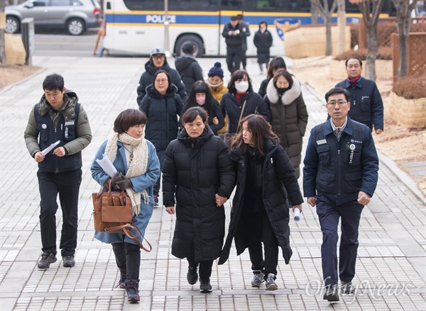  비정규직 철폐를 주장하며 청와대 앞 시위를 펼쳐 체포된 김수억 금속노조 기아차 비정규직 지회장의 영장실질 심사를 앞둔 21일 오후 서울 서초구 서울중앙지방법원 앞 삼거리에서 비정규직 100인 대표단이 부당 영장청구 규탄 기자회견을 열고 있다. 