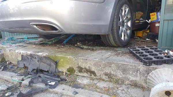1월 21일 경남 산청군 산청읍 소재 꽃집에 에쿠스승용차가 돌진하는 사고가 발생했다.
