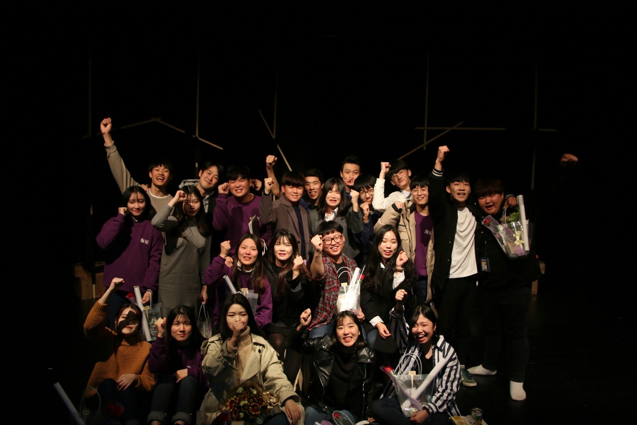 창단 공연 "청춘"이 끝난후 모든 출연진, 스태프가 모여 촬영한 단체 사진.