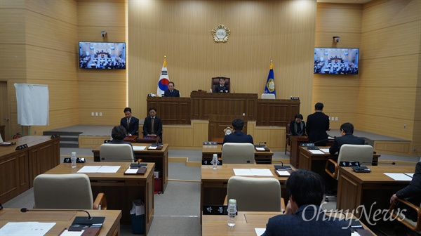 21일 오전 경북 예천군의회는 임시회를 열고 해외연수 기간 중 물의를 일으킨 의원들을 징계하기 위한 윤리특위를 구성했다.