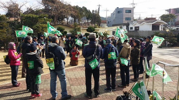 점심 시간 직적 강우일 주교가 참석하고 생명 평화 춤을 마치고 참가자들이 서로 소개하고 있다.