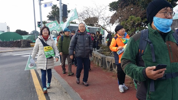 엄마와 함께 참가한 한림성당 소속의 어린이