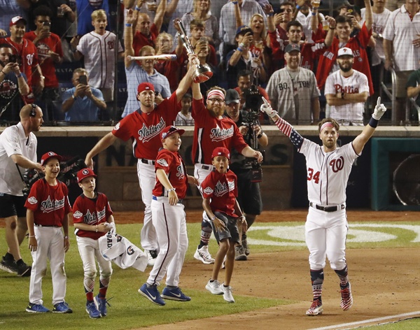  워싱턴 내셔널스의 브라이스 하퍼(오른쪽)가 2018년 7월 16일(현지시간) 미국 워싱턴DC 내셔널스 파크에서 열린 제89회 메이저리그(MLB) 올스타 홈런더비 결승에서 19번째 홈런으로 우승을 확정 지으며 환호하고 있다. 