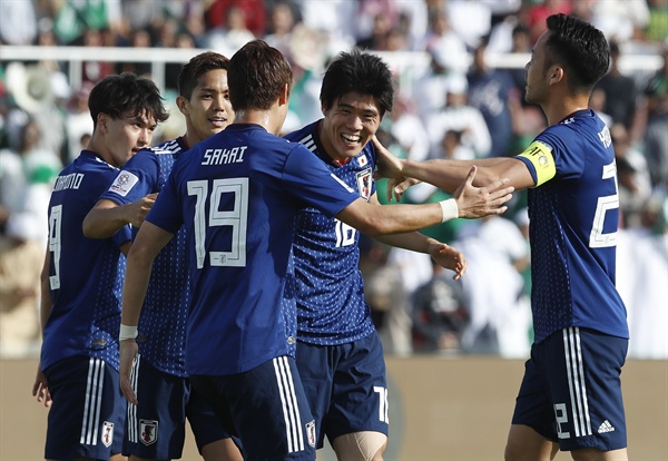  일본 대표팀 선수들이 21일 아랍에미리트(UAE) 샤르자 스타디움에서 열린 아시안컵 16강전에서 사우디아라비아에 1-0으로 승리한 뒤 기뻐하고 있다.