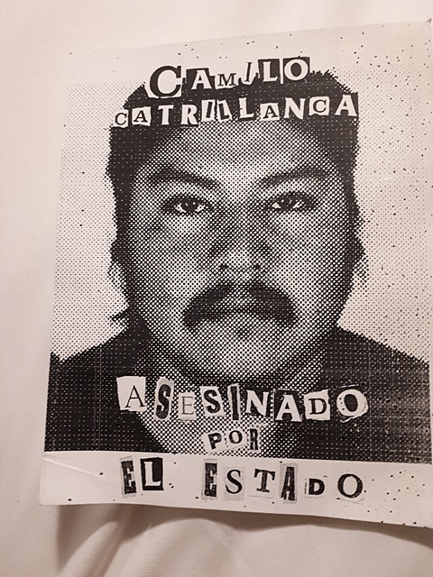 칠레 원주민인 마푸체 족 청년 '카밀로 카트리란카'로 경찰에 의해 살해당했다. 산티아고 시내에서 '진실과 정의'라는 플래카드를 든 시위대들이 경찰폭력에 항의하며 종이에 인쇄된 전단지를 필자에게 주었다. 뒤에는 카밀로 카트리란카에 대한 글이 적혀있었다