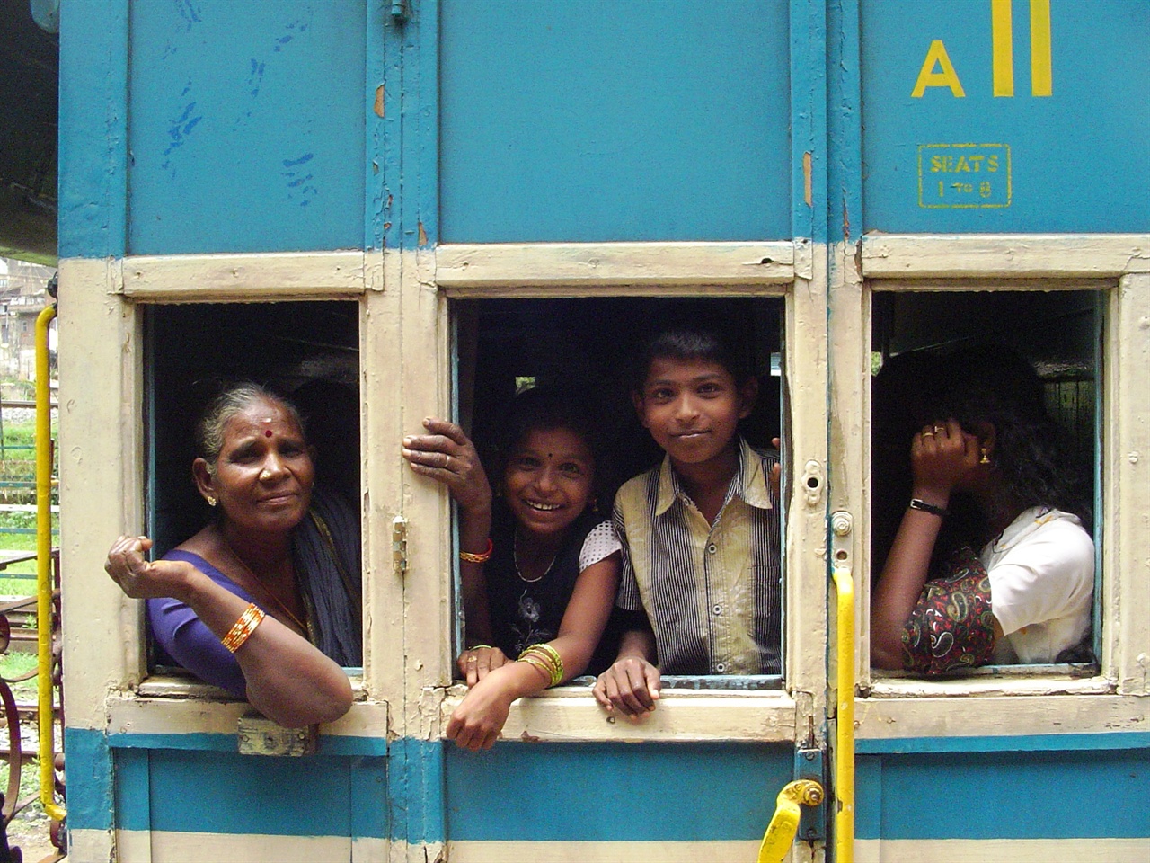 기차는 남녀노소 모두의 추억을 싣고 달린다. 인도 기차에서 만난 가족.  
