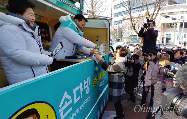 손학규 바른미래당 대표가 대전에서 22일 오전 대전시청역 사거리 2번 출구 앞에 '손다방'을열고 '연동형 비례대표' 도입의 필요성을 홍보하며 시민들에게 차를 무료로 나눠줬다.