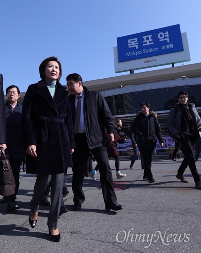 22일 오후 자유한국당 나경원 원내대표가 ‘손혜원 랜드 게이트 진상규명 TF’ 의원들과 함께 목포역에 도착하고 있다. 