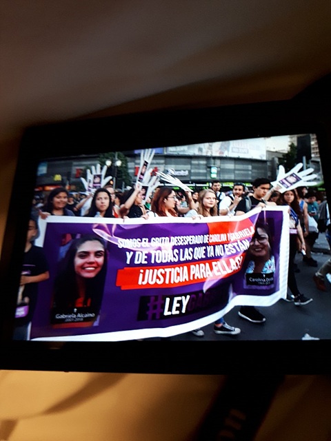 칠레 원주민인 마푸체족에 대한 경찰의 폭력행위를 중단하라며 시위하는 여성들 모습. 2018년 11월 22일 밤 산티아고 호텔에 방영된  TV뉴스에서 주요뉴스로 보도됐었다. 