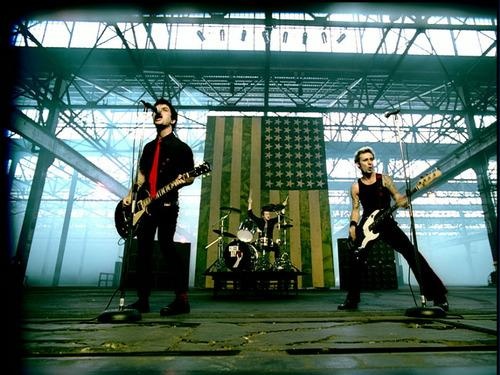  2004년 펑크 밴드 그린 데이는 부시 행정부에 맞선 ‘American Idiot’으로 화제를 몰고 왔다.