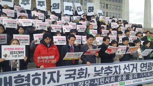 지난 22일, 국회에서는 선거연령을 18세로 하양 조정할 것을 촉구하는 기자회견이 열렸다. 