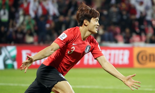  22일 오후(현지시간) 아랍에미리트 두바이 라시드 스타디움에서 열린 2019 아시아축구연맹(AFC) 아시안컵 한국과 바레인의 16강 연장전. 골을 성공한 김진수가 환호하고 있다. 2-1 한국 승리. 2019.1.23