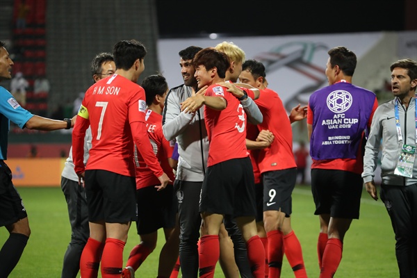  22일 오후(현지시간) 아랍에미리트 두바이 라시드 스타디움에서 열린 2019 아시아축구연맹(AFC) 아시안컵 한국과 바레인의 16강 연장전. 골을 성공시킨 김진수가 동료들과 환호하고 있다. 