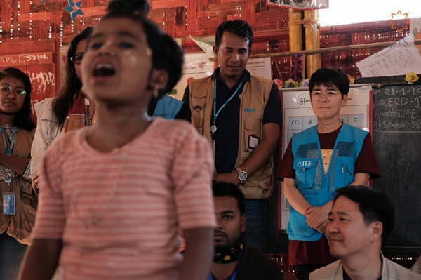 로힝야족 난민촌에 간 노희경 작가 노희경 작가가 로힝야족 난민촌에 살고 있는 아이가 러닝 스쿨에서 노래 부르고 있는 모습을 지켜보고 있다. 