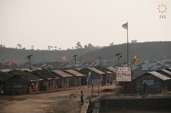 방글라데시 국경변 콕스바자르 근교에 위치한 쿠타팔롱(Kutupalong) 난민 캠프 방글라데시로 넘어온 88만 여 명의 로힝야 난민 중 63만 명이 쿠타팔롱(Kutupalong) 난민 캠프에 머물고 있다. 난민 캠프로는 현재 세계 최대 규모로 추산된다. 