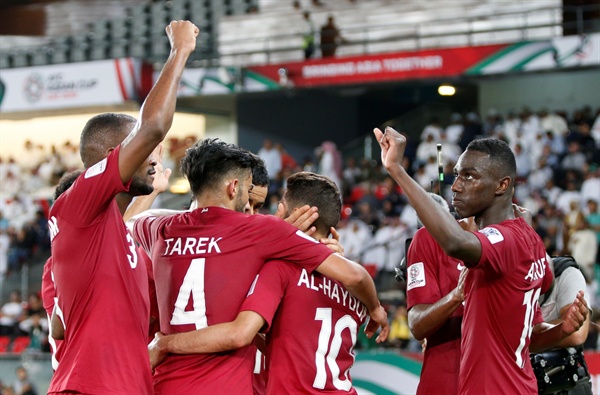  23일(한국 시각) 아랍에미리트 아부다비 알나얀 스타디움에서 열린 '2019 AFC 아시안컵' 16강전에서 이라크를 1-0으로 물리친 카타르 선수들이 기뻐하고 있다.