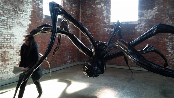 Louise Bourgeois <Crouching Spider, 웅크린 거미> 2003. 낡은 붉은 벽돌과 잘 어울리는 메탈 재료의 거미.