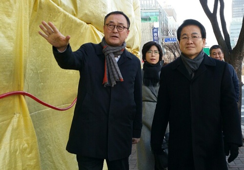 (왼쪽부터) 송치영 백년가게수호국민운동본부 준비위원장과 정동영 민주평화당 대표가 청계천 재개발 지역 돌아보고 있다 